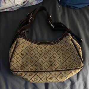 Brown very clean purse that’s vintage and only use couple of times